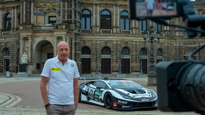 Ein Bild aus glücklicheren Tagen: Teamchef Jens Feucht (l.) mit dem Lamborghini von Esmee Hawkey – da noch mit Sponsoren beklebt.