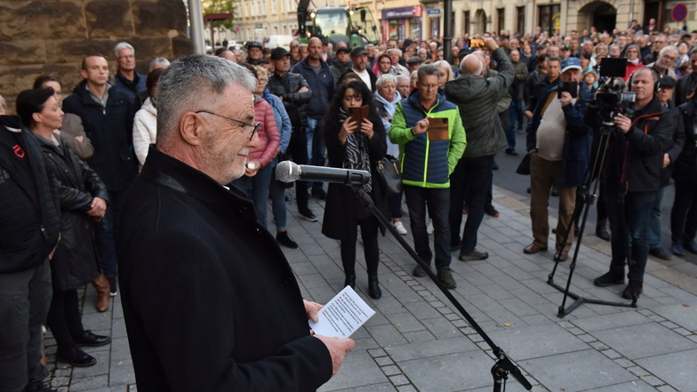 Kundgebung am Rathaus Freital-Potschappel am Montagabend: Hunderte waren dem Aufruf von OB Rumberg - hier am Mikrofon - zur Demo gefolgt.