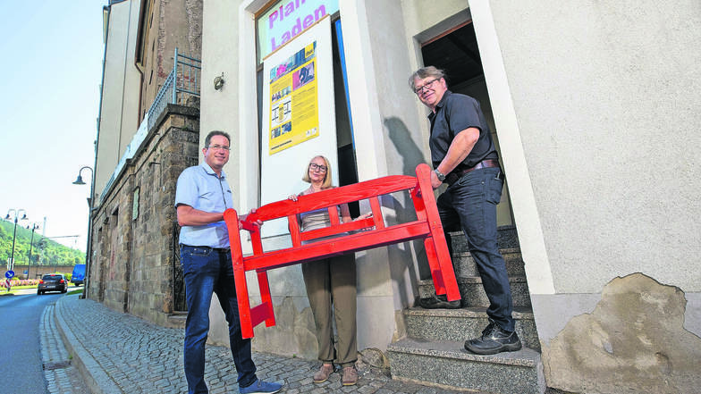 Die rote Bank des Königsteiner Planladens fällt auf: Das wollen Roswita Wendt, Jürgen Richter (l.) und Jan Liebmann auch mit einer neuen Idee.