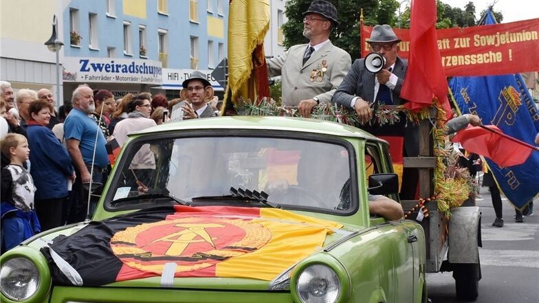 Auf Ostalgie setzten die Mitglieder des Karneval Clubs Niesky, die sogar Erich Honecker und Walter Ulbricht wiederauferstehen ließen.