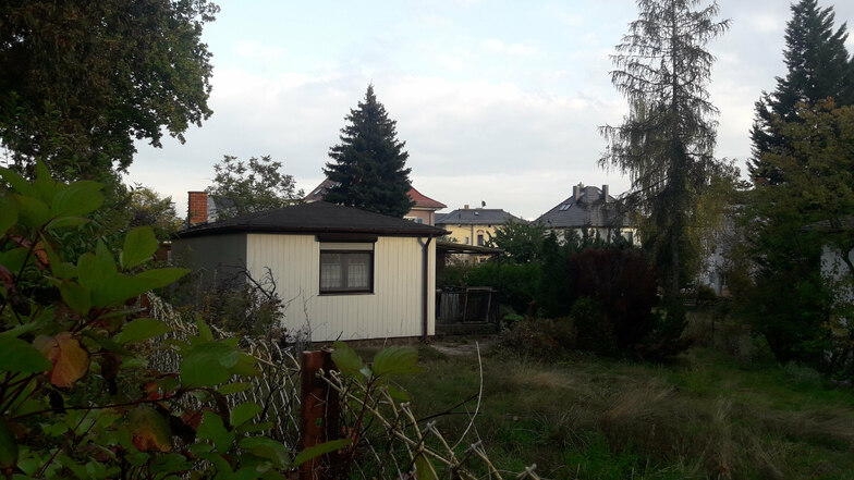 Ein kleines Gartenhaus (Foto) wurde abgerissen, ein größeres Wohnhaus soll dort gebaut werden. Die Nachbarn beschweren sich über das Bauen in der zweiten Reihe.