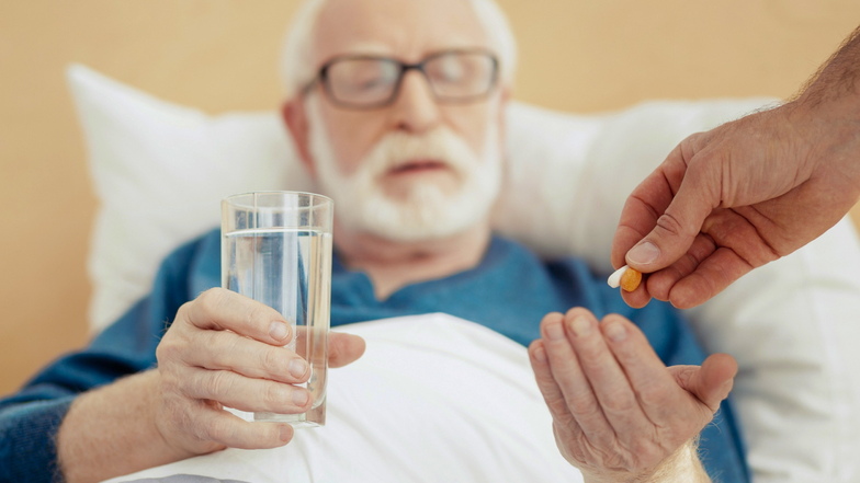 Immer mehr Tabletten. Dass viele für alte Menschen riskant sind, ist Ärzten und Pflegenden oft nicht bewusst.