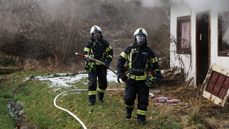 Auf dem Gelände eines Gartens in Neukirch/Lausitz hat es am Mittwochvormittag gebrannt. Dabei wurde ein Anbau einer Laube zerstört.