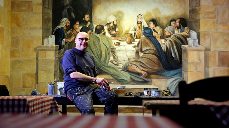 Der Wandmaler Uwe Gloge-Häntschel aus Bischofswerda stellt gerade im Kamenzer Restaurant La Piazza eine Szene aus dem letzten Abendmahl im kleinen Gastraum fertig.