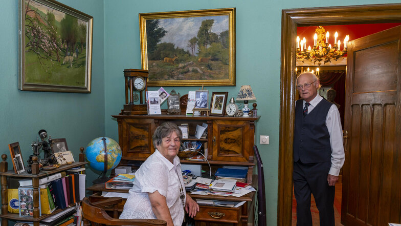 Rainer Hochmann, Enkel des Malers, mit seiner Frau Gerlinde im Haus, das die Großeltern 1906 bauten.