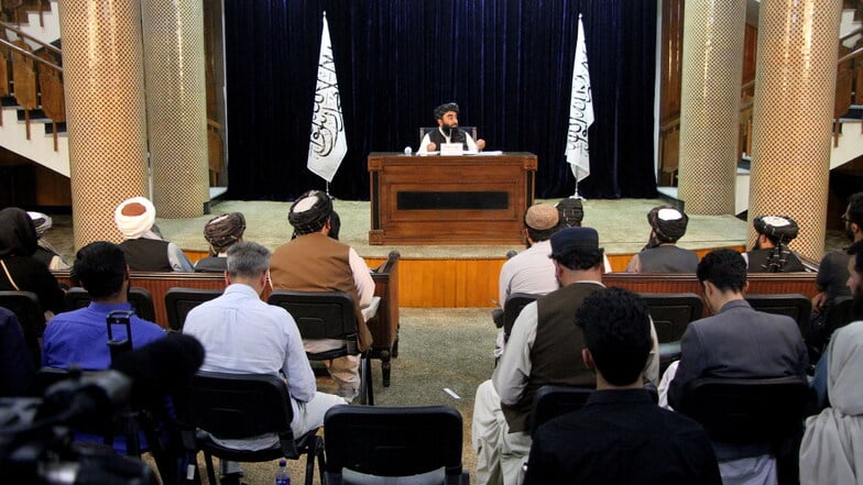 Afghanistan, Kabul: Taliban-Sprecher Zabihullah Mujahid spricht während einer Pressekonferenz.
