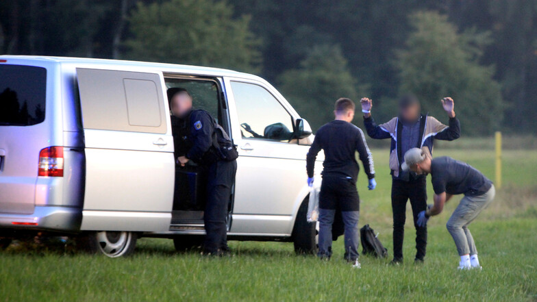 Einsatzkräfte durchsuchen einen illegal Eingereisten in Cotta bei Pirna auf Drogen und Waffen. Am Sonntagabend stellten 37 Menschen bei dieser Aktion Asylanträge.