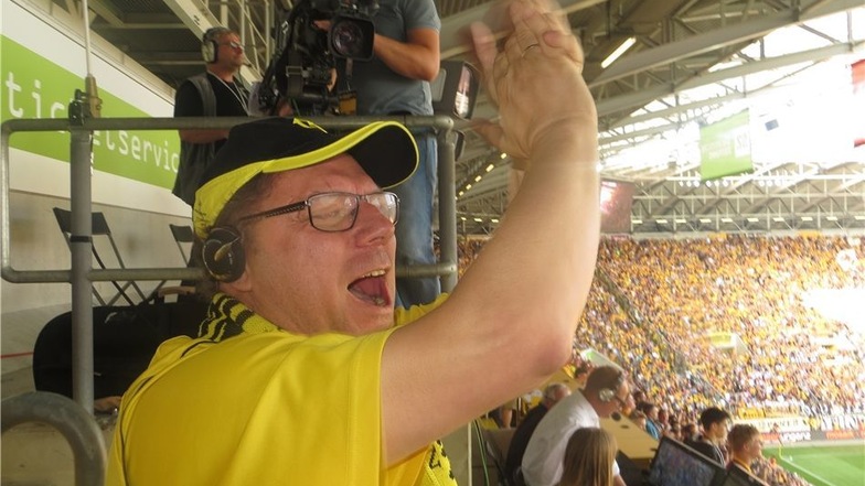 Frank Herrmann bejubelt den Ausgleich der Dynamos in der Nachspielzeit. Er lässt es sich trotz seiner Blindheit nicht entgehen, die Spiele der Schwarz-Gelben im DDV-Stadion live zu erleben.