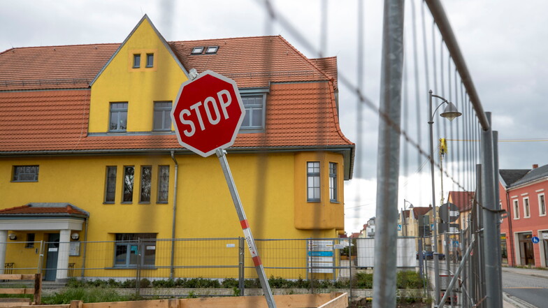 Das Stoppschild stand symbolisch für die ersten Wochen des Großbauvorhabens in Heidenaus Mitte.
