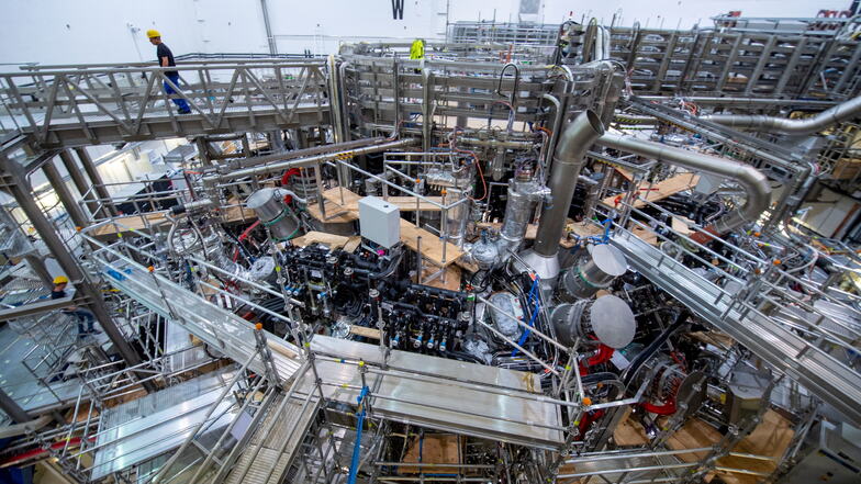 In Greifswald steht der Forschungsreaktor Wendelstein. Sachsens Wissenschaftsminister
Sebastian Gemkow (CDU) will auch in Sachsen mehr
Forschung an der Kernfusion – „ohne Tabus“.