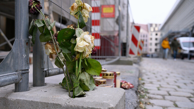 Blumen und Kerzen liegen unweit des Dresdens Residenzschlosses am Tatort.