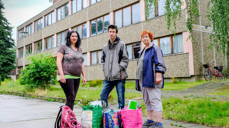 Claudia Herzog, Rico Grießbach und Sabine Kiel (von links) kommen jede Woche zur Ausgabestelle der Meißner Tafel in Coswig. Wenn es die nicht mehr gibt, können sie sich die Fahrtkosten nach Meißen nicht leisten.