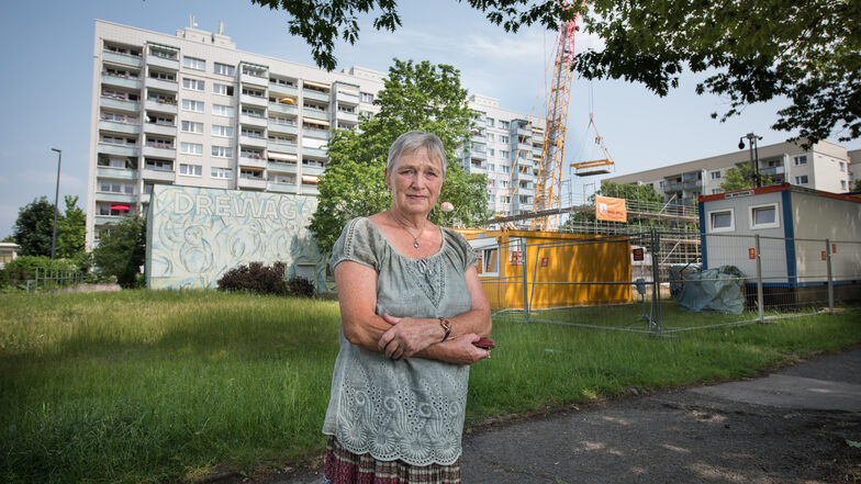 Ingrid Lämmerzahl wohnt seit mehr als 40 Jahren in dem Zehngeschosser an der Stübelallee. Bisher mit direktem Blick auf den Großen Garten. Doch der wird bald durch einen Neubau verdeckt sein.