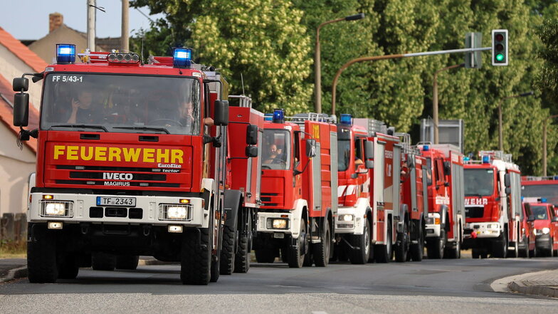 Zahlreiche Einsatzkräfte der Feuerwehr sind im Süden Brandenburgs im Einsatz.