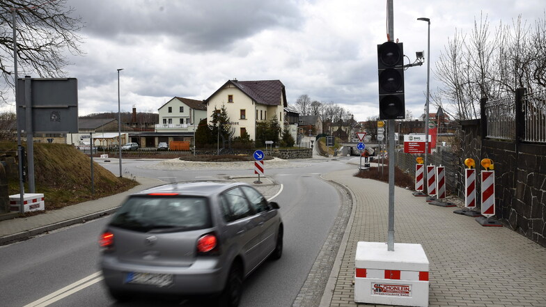 Die Ampel auf der Neustädter Straße in Bischofswerda steht schon bereit. Ab Montag wird sie den Verkehr regeln.