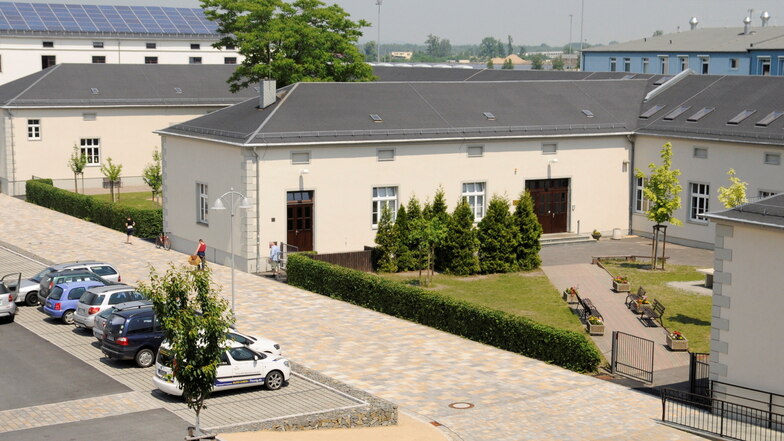 Die Förderschule (L) am Remonteplatz vor der Sanierung des Oberstufenhofes 2014.