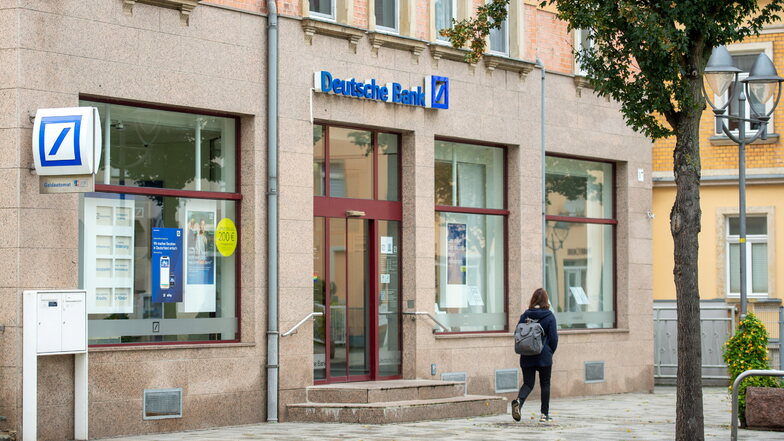 Der Geldautomat der Deutschen Bank in Heidenau ist laut Kunden oft defekt.