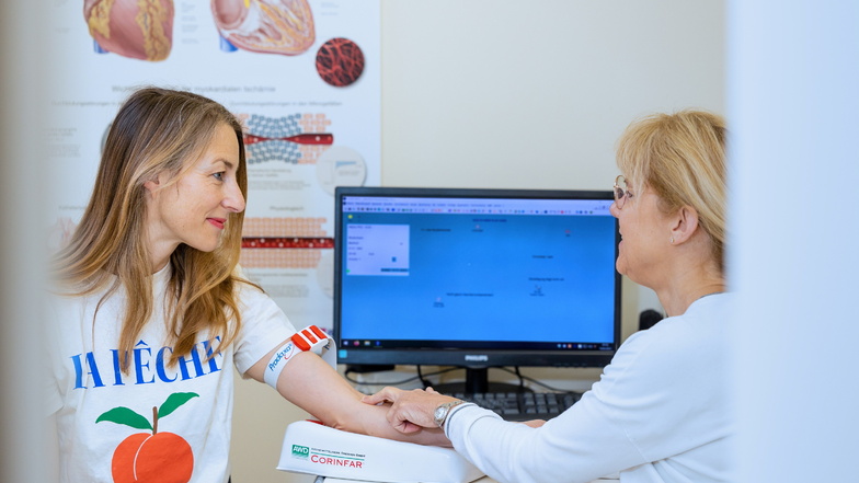 Blutabnahme für den Check-up 35: Redakteurin Sylvia Miskowiec (l.) bei Dr. Korinna Suttorp.