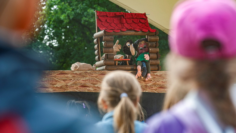 Auf der Festwiese unterm Sonnensegel begeisterte schon im Vorjahr Puppenspieler Lutz Männel aus Oppach die Kindereinrichtungen. Der Alberttreff veranstaltet den Theater-Juli auch dieses Jahr.