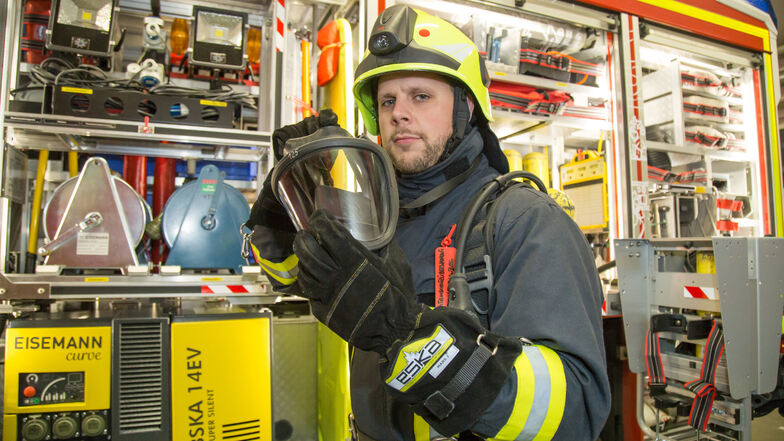 Paul Hoppe engagiert sich bei der Freiwilligen Feuerwehr in Rothenburg. Seine Kameraden von der Wehr in seinem Heimatort Lohmen finden das gut.