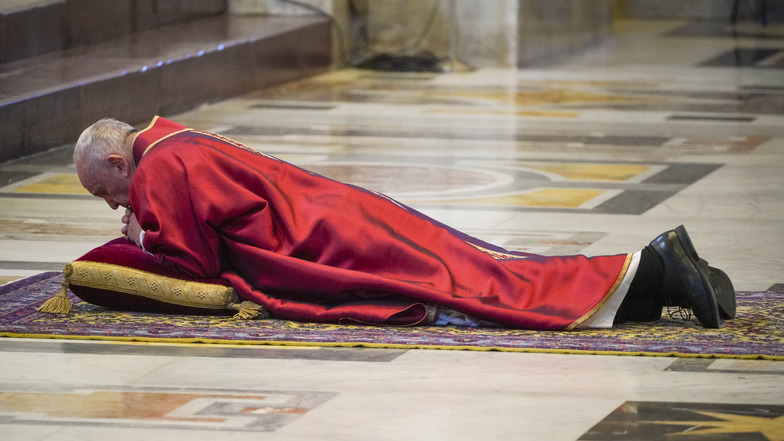Franziskus wirft sich im Rahmen der Feier vor der traditionellen Kreuzweg-Prozession im Altarraum des Petersdoms nieder.