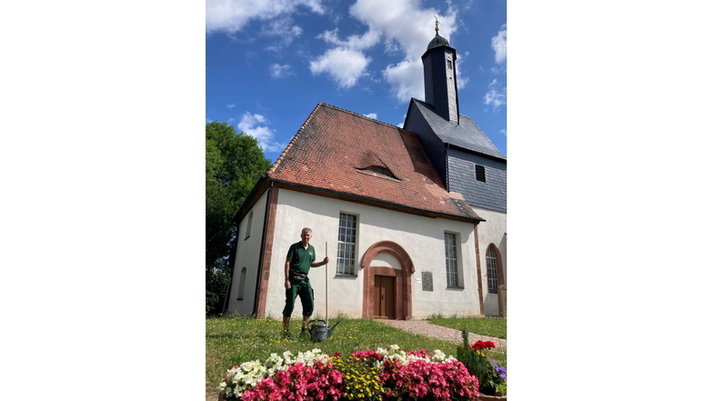 Friedhofsgärtner Sebastian Markert will mit Unterstützung der Schönerstädter den bisher kahl wirkenden Friedhof attraktiver gestalten.