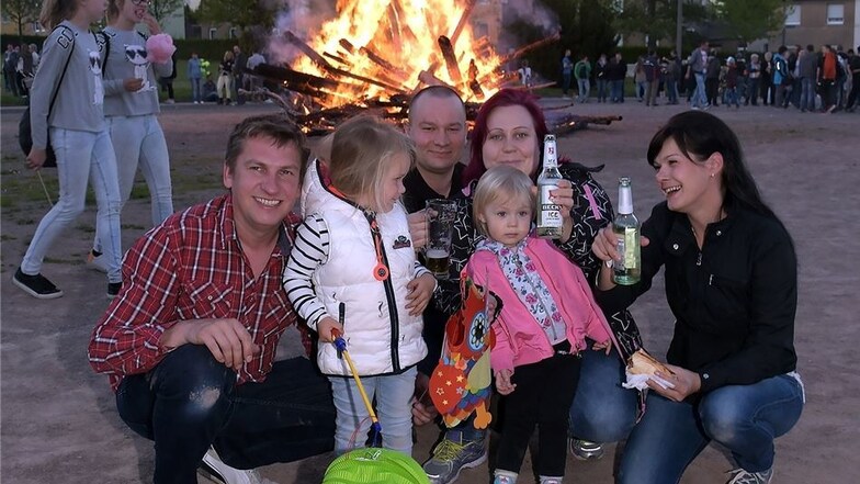 Die Familien Rentsch und Reinhart-Grünz aus Wendishain feiern auf dem Harthaer Schützenplatz beim Verein Pro Hartha mit.