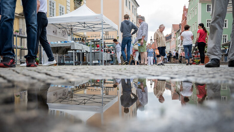 Der Tippelmarkt fand in Görlitz mit viel Regen statt. Die Waschtrog-Regatta eine Woche später fiel mit Blick auf den Neiße-Pegel und vor allem die Flut-Katastrophe in Westdeutschland aus.