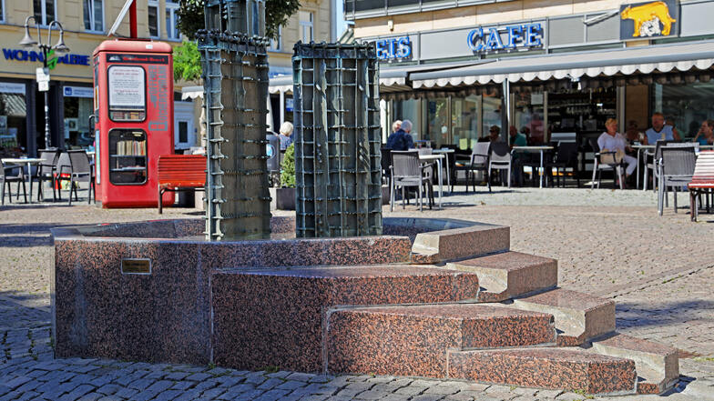 Mannheimer Platz: Seit 1994 steht der Brunnen am Platz vorm Kino. Geschaffen hatte ihn der in Riesa geborene Künstler Benno Werth, der im Januar 2015 verstorben ist.