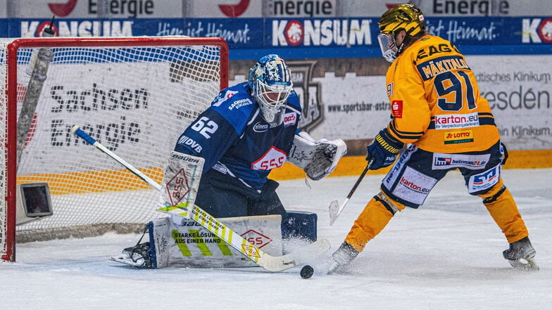 In der Vorsaison bestürmte Weißwassers Roope Mäkitalo den Eislöwen-Torhüter Janick Schwendener. Diese Saison gehen die Dresdner offensiver an.