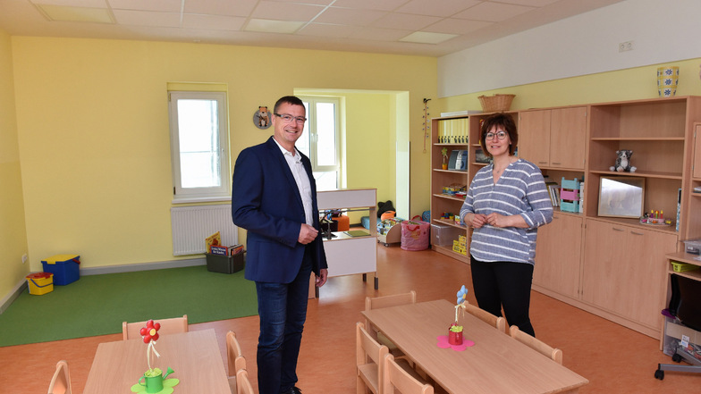 Bürgermeister Ralf Rother und die Leiterin Cathleen Reichenbach besichtigen den neuen Gruppenraum in der Kita Sonnenschein Haus II in Wilsdruff.