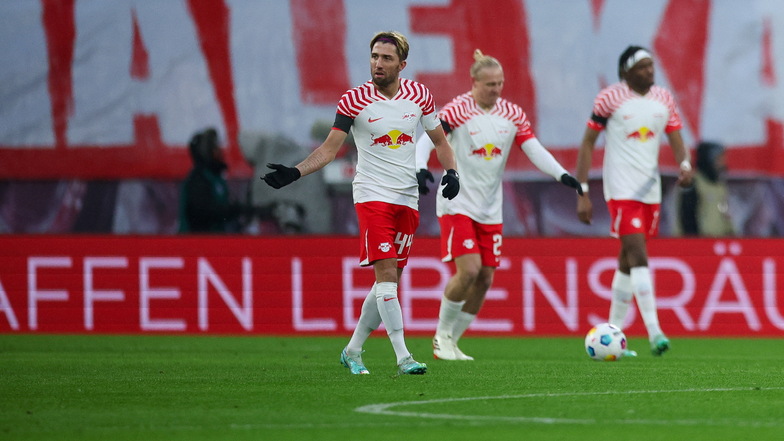 Leipzigs Spieler Kevin Kampl (l.) nach dem 0:1. Rechts daneben die Spieler Xaver Schlager (M) und Mohamed Simakan.