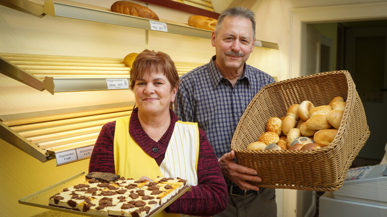 Siegbert und Elfie Erbe gehen am 1. April in den Ruhestand: Seit Tagen ist deshalb ihre Bäckerei in Gaußig so gut wie immer ausverkauft.