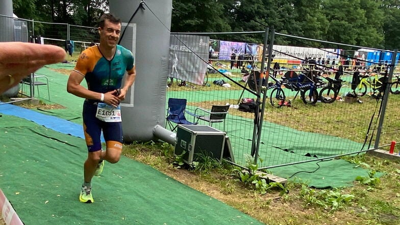 Richard Adam hat auf der Laufstrecke bei seinem Ironman-Debüt ein Lächeln auf dem Gesicht – noch.