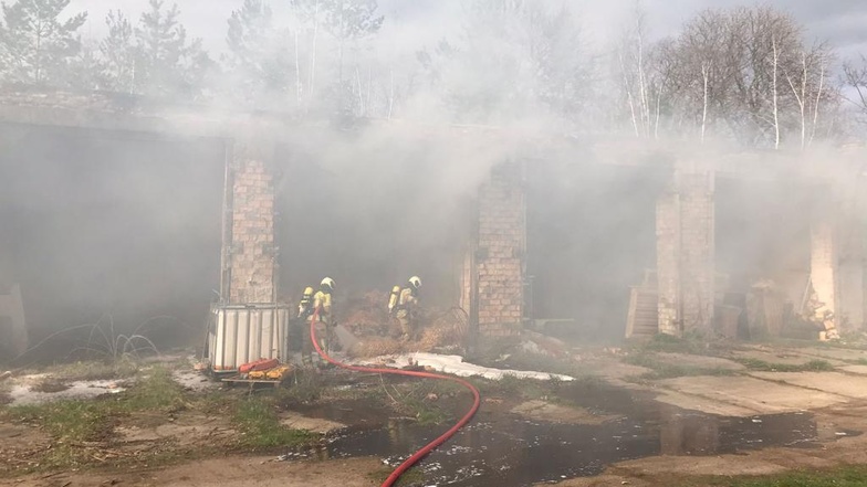 Unter Atemschutz kämpften mehrere Feuerwehr-Trupps gegen die Flammen.