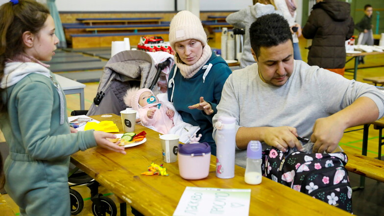 Familie Keman aus Charkow gehört zu der Gruppe ukrainischer Flüchtlinge, die am Mittwochmorgen in Zittau angekommen ist.