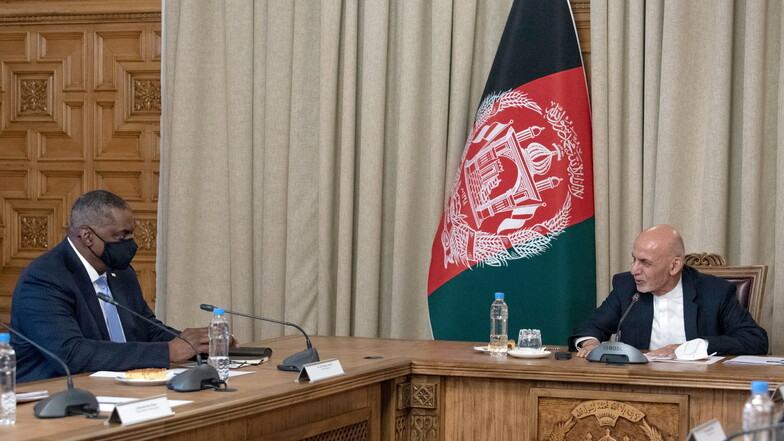 Aschraf Ghani (r), Präsident von Afghanistan, und Lloyd Austin, Verteidigungsminister der USA, unterhalten sich bei einem Treffen im Präsidentenpalast.