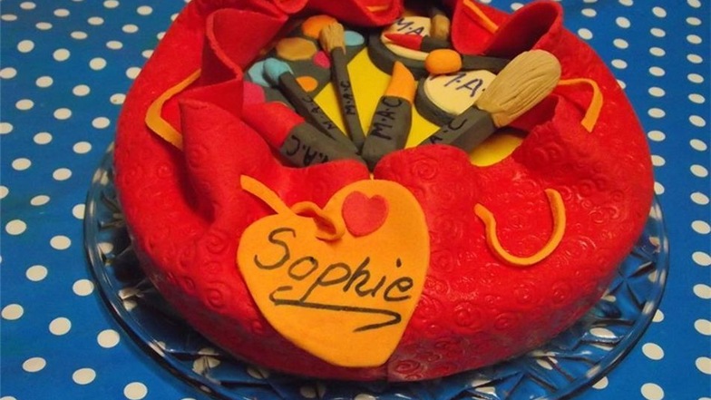 Ein Schminktäschchen zum Vernaschen zum 13. Geburtstag – der Traum jedes jungen Mädchens. Auch Sophie dürfte es gefreut haben.