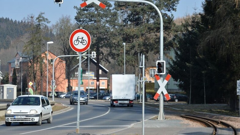 Der Bahnübergang in Ulberndorf hat sich nach dem Wiederaufbau der Strecke der Weißeritztalbahn als Falle für Radfahrer entpuppt. Da die Schienen im spitzen Winkel die Straße queren, sind immer wieder Radfahrer in die Gleise geraten und gestürzt. Nun steht
