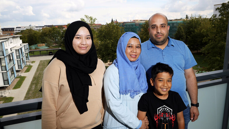 Mouhamad Hamad (r.), seine Frau Yuni Jumasary und die Kinder Zainab (l., 15 Jahre) und Khalifa (8 Jahre) auf dem Balkon ihrer Wohnung Riesaer Wohnung.
