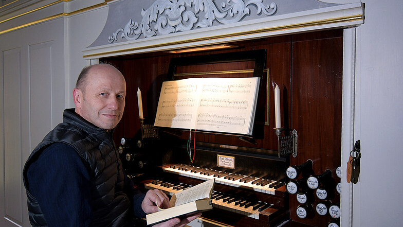 Günter Roßberg ist einer von sechs ehrenamtlichen Organisten der Schwesterngemeinden. Am Heiligabend wird er auf der Wendishainer Orgel spielen.