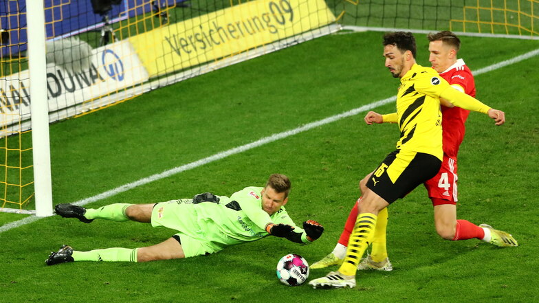 BVB-Abwehrchef Mats Hummels mal in der Offensive.  Gegen Union Berlin gewann seine Dortmunder Borussia mit 2:0 und kann weiter auf die Teilnahme an der Champions League hoffen.