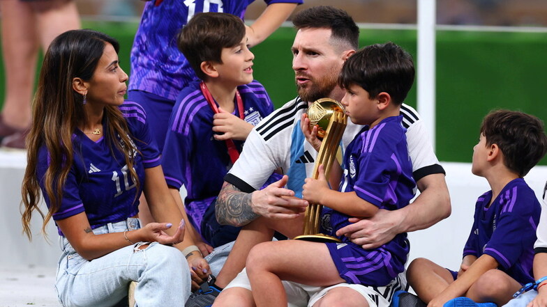 Wie wichtig ihm seine Familie sei, hatte Messi stets betont. Nach der Siegerehrung saß sie mit auf der Bühne.