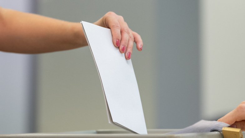 Eine Wählerin wirft den Wahlzettel in einem Wahllokal in eine Wahlurne. Wie könnte das Wahlverhalten der Meißner bei der Bundestagswahl aussehen?