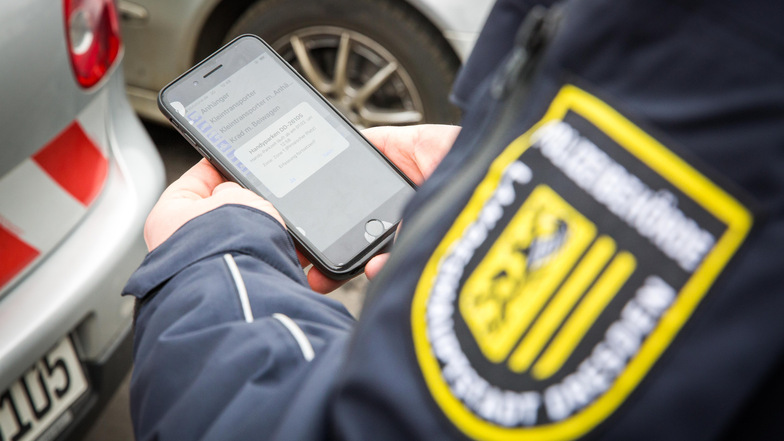 In Dresden gibt es jetzt eine Handypark-App. Sven Lehmann vom Ordnungsamt kontrolliert die parkenden Autos.