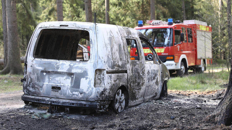 Zu einem völlig ausgebrannten Autowrack wurden die Einsatzkräfte am Sonntagmorgen in Ohorn gerufen.