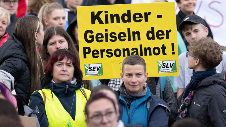 In Dresden fand eine Kundgebung von Lehrerverbänden und Gewerkschaft gegen den Bildungsnotstand vor dem Landtag statt.