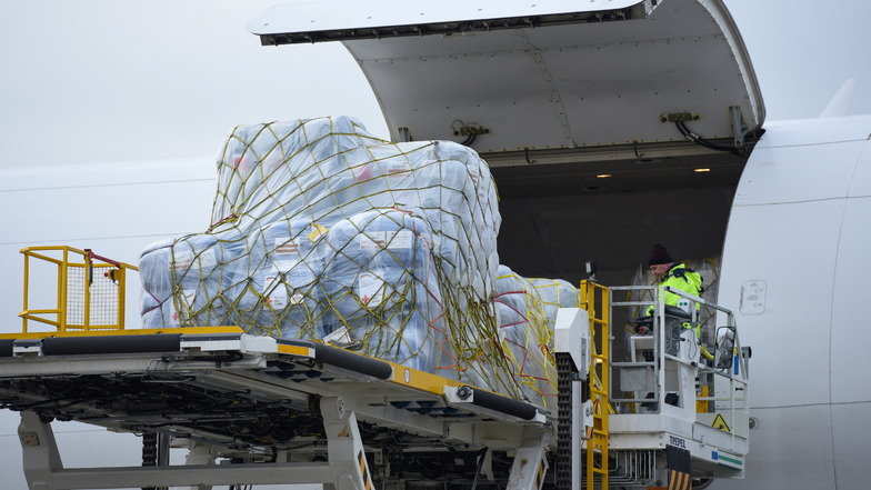 Die Hilfsgüter werden in das Flugzeug geladen. Sie gehen mit der Cargo-Maschine in die Türkei.