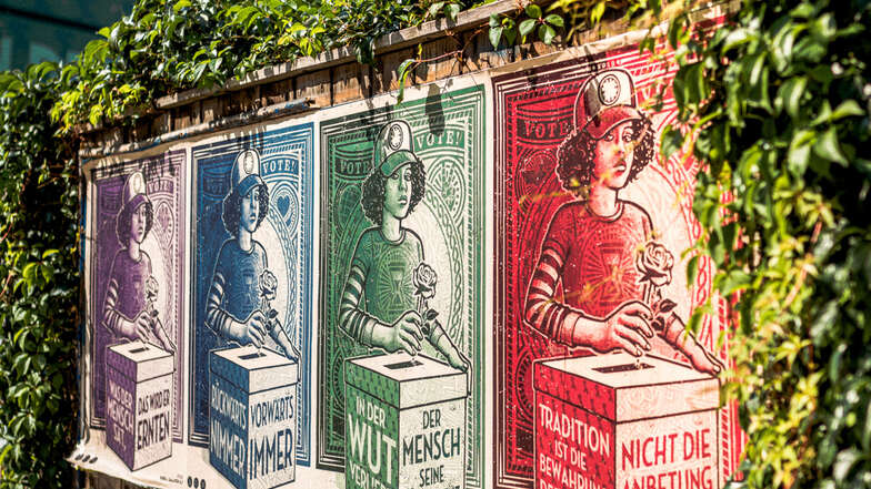 Vier Motive mit verschiedenen Zitaten gibt es vom Wandbild (grün). Geschaffen hat sie der Dresdner Grafiker und Illustrator Lars P. Krause. 
