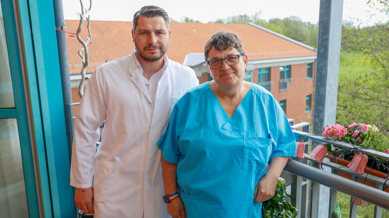 Matti Büttner ist der neue Chefarzt der Chirurgie im Kamenzer Krankenhaus St. Johannes. Zeitgleich begann am 1. April 2024 auch die leitende Oberärztin Rita Wächtershäuser ihren Dienst im Haus.